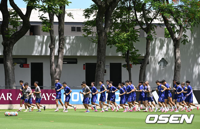 [OSEN=사포판(멕시코), 이대선 기자] 홍명보 감독이 이끄는 대한민국 축구국가대표팀이 16일(한국시각) 멕시코 과달라하라 인근 사포판의 치바스 베르데 바예에서 훈련을 진행했다.대표팀은 전날 A조 1차전에서 체코를 상대로 2-1 역전승을 거뒀다. 남아프리카공화국을 2-0으로 제압한 개최국 멕시코에 이은 조&nbsp;2위다.대한민국 선수들이 러닝 훈련을 하고 있다. 2026.06.16 /sunday@osen.co.kr