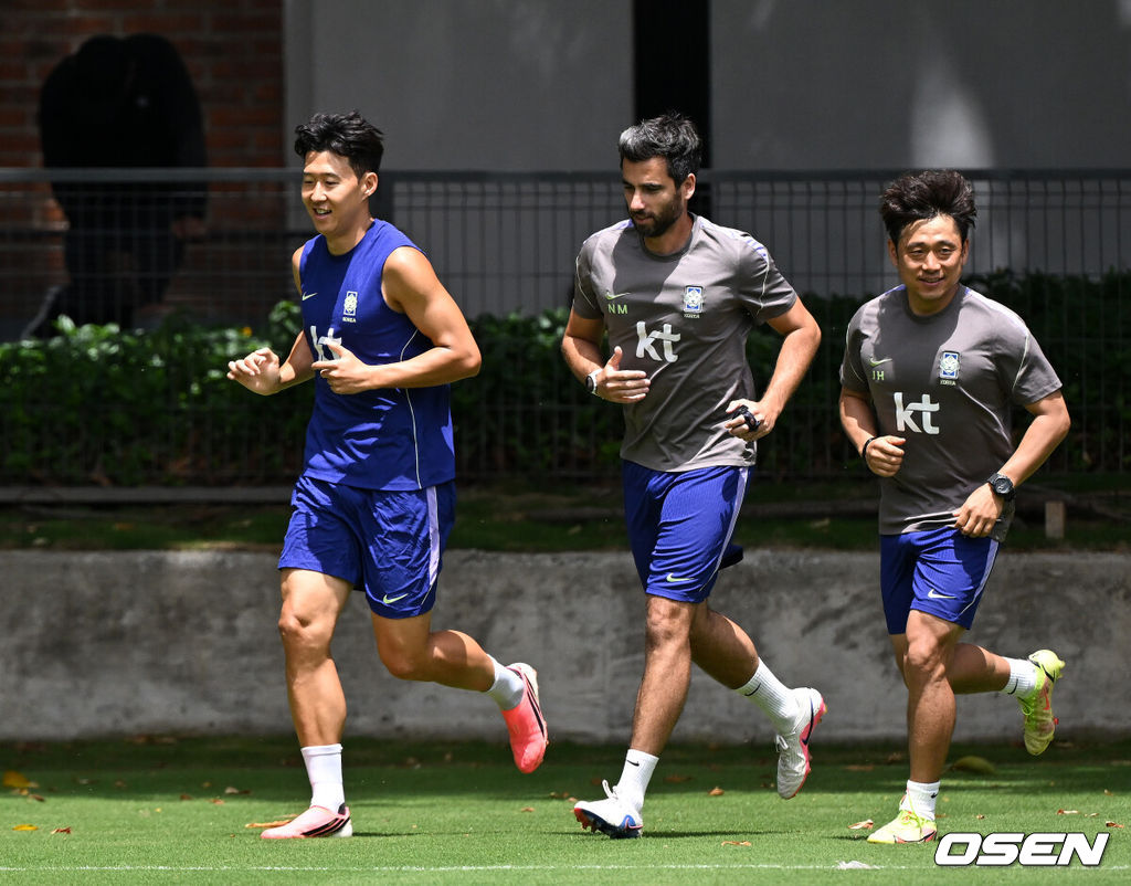 홍명보 감독이 이끄는 대한민국 축구국가대표팀이 16일(한국시각) 멕시코 과달라하라 인근 사포판의 치바스 베르데 바예에서 훈련을 진행했다.대표팀은 전날 A조 1차전에서 체코를 상대로 2-1 역전승을 거뒀다. 남아프리카공화국을 2-0으로 제압한 개최국 멕시코에 이은 조 2위다.대한민국 손흥민이 코치진과 이야기를 나누며 러닝 훈련을 하고 있다. 2026.06.16 /sunday@osen.co.kr