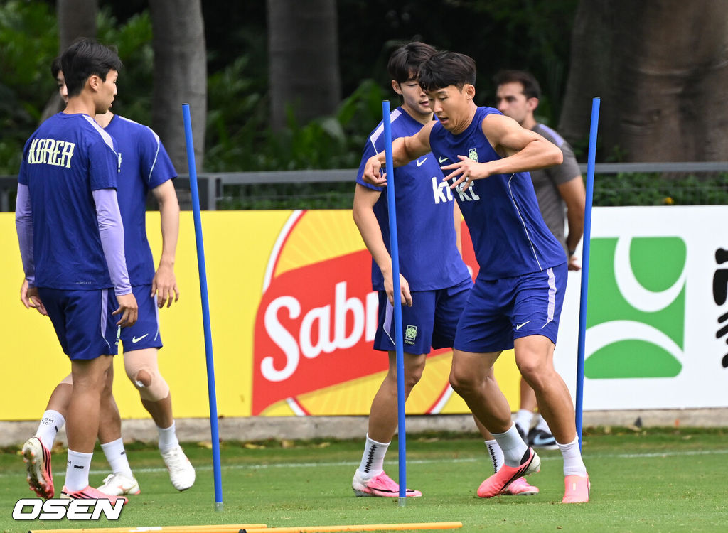 홍명보 감독이 이끄는 대한민국 축구국가대표팀이 16일(한국시각) 멕시코 과달라하라 인근 사포판의 치바스 베르데 바예에서 훈련을 진행했다.대표팀은 전날 A조 1차전에서 체코를 상대로 2-1 역전승을 거뒀다. 남아프리카공화국을 2-0으로 제압한 개최국 멕시코에 이은 조 2위다.대한민국 손흥민이 훈련을 하고 있다. 2026.06.16 /sunday@osen.co.kr