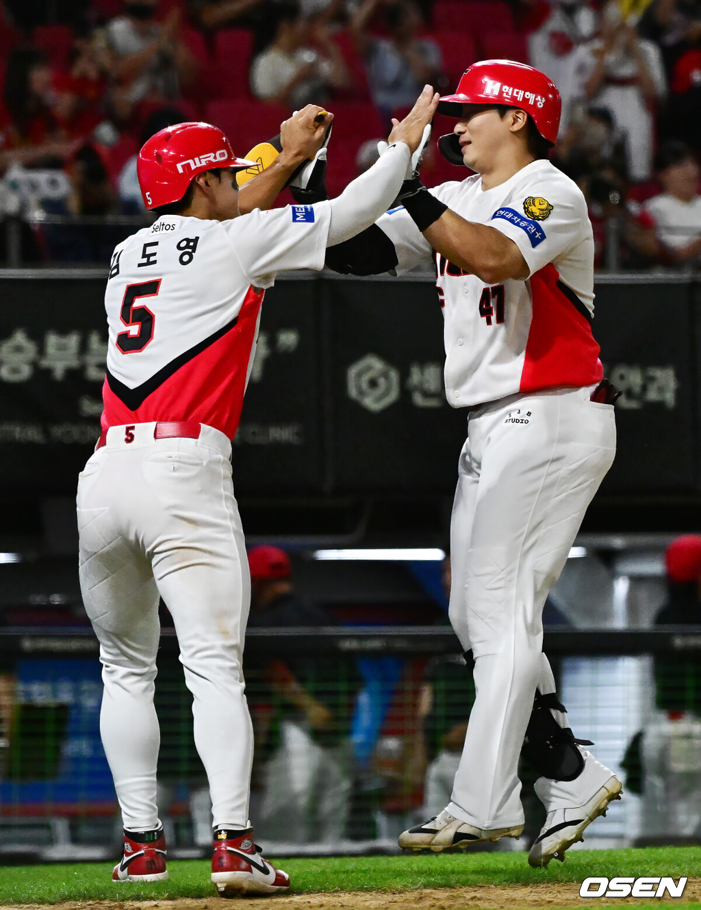 17일 광주-기아 챔피언스필드에서 2026 신한 SOL KBO리그 KIA 타이거즈와 LG 트윈스의 경기가 열렸다.KIA는 아담 올러, LG는 장현식이 선발로 나섰다.8회말 무사 1루에서 KIA 나성범이 우중월 투런포를 날리며 김도영과 기뻐하고 있다. 2026.06.17 / jpnews@osen.co.kr