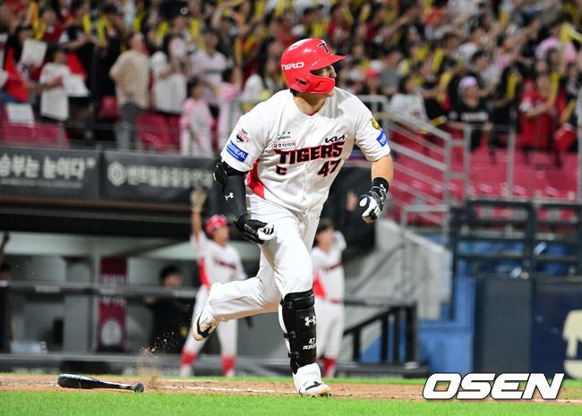 [OSEN=광주, 지형준 기자] 17일 광주-기아 챔피언스필드에서 2026 신한 SOL KBO리그 KIA 타이거즈와 LG 트윈스의 경기가 열렸다.KIA는 아담 올러, LG는 장현식이 선발로 나섰다.8회말 무사 1루에서 KIA 나성범이 우중월 투런포를 날리고 있다. 2026.06.17 / jpnews@osen.co.kr