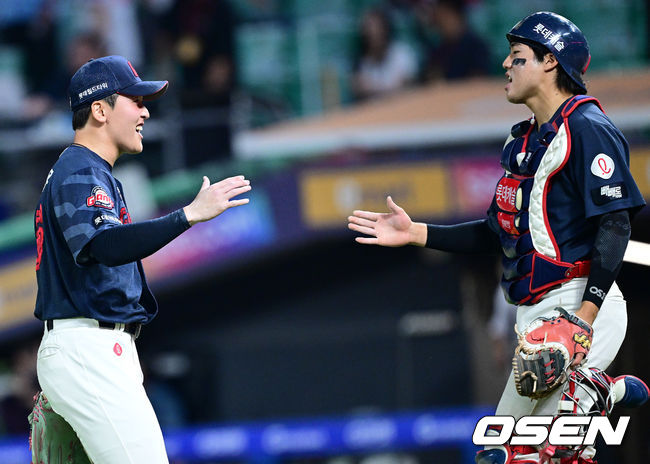 [OSEN=인천, 최규한 기자] 17일 인천 SSG랜더스필드에서 ‘2026 신한 SOL Bank KBO리그’ SSG 랜더스와 롯데 자이언츠의 경기가 열렸다. 경기를 마무리지은 롯데 투수 최준용과 포수 손성빈이 기뻐하고 있다. 2026.06.17 / dreamer@osen.co.kr