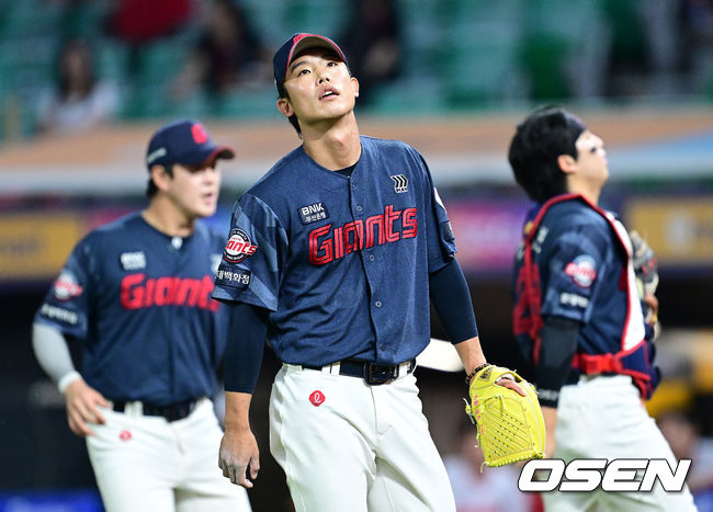 17일 인천 SSG랜더스필드에서 ‘2026 신한 SOL Bank KBO리그’ SSG 랜더스와 롯데 자이언츠의 경기가 열렸다. 7회말 2사 만루 상황 SSG 에레디아를 포수 파울플라이로 이끌며 실점없이 이닝을 막아낸 롯데 현도훈이 더그아웃으로 향하고 있다. 2026.06.17 / dreamer@osen.co.kr
