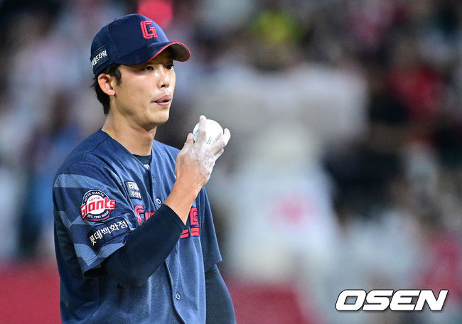 17일 인천 SSG랜더스필드에서 ‘2026 신한 SOL Bank KBO리그’ SSG 랜더스와 롯데 자이언츠의 경기가 열렸다. 7회말 2사 만루 상황 롯데 현도훈이 투구를 준비하고 있다. 2026.06.17 / dreamer@osen.co.kr
