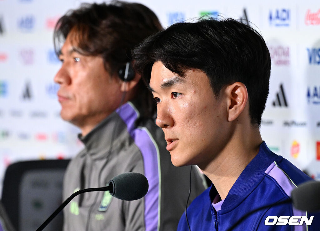 18일(한국시각) 멕시코 멕시코 과달라하라의 에스타디오 과달라하라에서 대한민국 축구국가대표팀 공식 기자회견이 진행됐다.대표팀은 19일 오전 10시(한국시간) 개최국 멕시코를 상대로 A조 조별리그 2차전을 갖는다.황인범이 질문에 답을 하고 있다. 2026.06.18 /sunday@osen.co.kr
