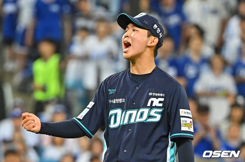 3일 대구삼성라이온즈파크에서 2026 신한 SOL KBO 리그 삼성 라이온즈와 NC 다이노스의 경기가 열렸다. 홈팀 삼성은 최원태가, 방문팀 NC는 김태경이 선발 출전했다. NC 다이노스 신영우가 8회말 2사 삼성 라이온즈 디아즈를 삼진으로 잡고 환호하고 있다. 2026.06.03 / foto0307@osen.co.kr