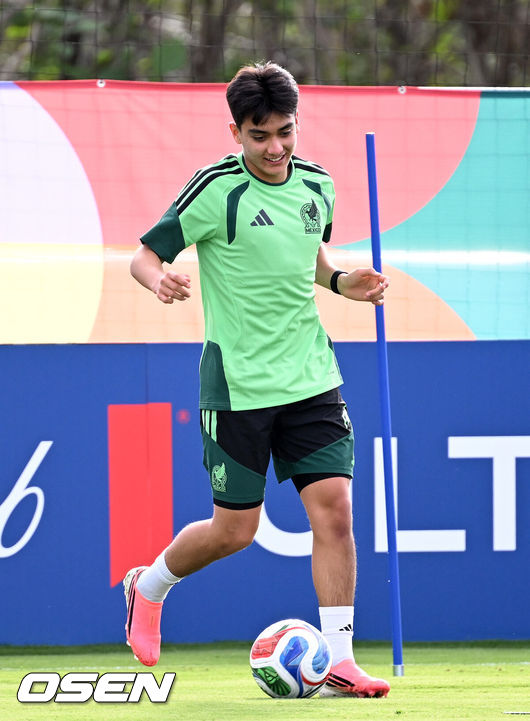 [OSEN=사포판(멕시코), 이대선 기자] 2026 북중미 월드컵에 참가하는 멕시코 축구국가대표팀이 18일(한국시각) 멕시코 과달라하라 인근 스포츠 아레나에서 훈련을 진행했다.대한민국 축구대표팀은 19일 오전 10시(한국시간) 개최국 멕시코를 상대로 A조 조별리그 2차전을 갖는다.멕시코 힐베르토 모라가 훈련을 하고 있다. 2026.06.18 /sunday@osen.co.kr