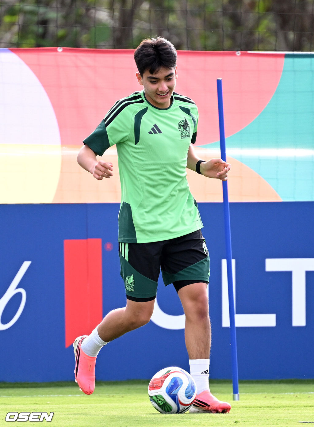 2026 북중미 월드컵에 참가하는 멕시코 축구국가대표팀이 18일(한국시각) 멕시코 과달라하라 인근 스포츠 아레나에서 훈련을 진행했다.대한민국 축구대표팀은 19일 오전 10시(한국시간) 개최국 멕시코를 상대로 A조 조별리그 2차전을 갖는다.멕시코 힐베르토 모라가 훈련을 하고 있다. 2026.06.18 /sunday@osen.co.kr
