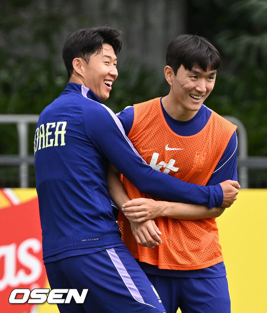 [OSEN=사포판(멕시코), 이대선 기자] 홍명보 감독이 이끄는 대한민국 축구국가대표팀이 15일(한국시각) 멕시코 과달라하라 인근 사포판의 치바스 베르데 바예에서 훈련을 진행했다.대표팀은 전날 A조 1차전에서 체코를 상대로 2-1 역전승을 거뒀다. 남아프리카공화국을 2-0으로 제압한 개최국 멕시코에 이은 조&nbsp;2위다.대한민국 손흥민이 황인범과 훈련 중 장난을 치고 있다. 2026.06.15 /sunday@osen.co.kr