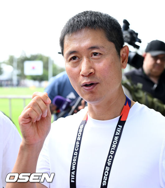 [OSEN=사포판(멕시코), 이대선 기자] 2026 북중미 월드컵에 참가하는 대한민국 축구국가대표팀이 11일(한국시각) 멕시코 과달라하라 인근 사포판의 치바스 베르데 바예에서 훈련을 진행했다.대한민국 월드컵대표팀은 오는 12일 오전 11시(한국시각) 체코와 2026년 북중미 월드컵 조별리그 A조 1차전을 펼친다.훈련장을 방문한 이영표 해설위원이 취재진과 이야기룰 나누고 있다. 2026.06.11 /sunday@osen.co.kr