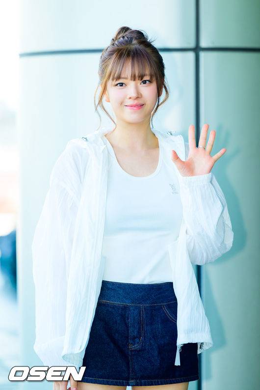 . 그룹 트와이스(TWICE)가 24일 서울 김포국제공항을 통해 '디스 이즈 포' 국립경기장 콘서트 일정을 위해 일본 도쿄로 출국했다.북미 투어로만 약 55만 관객을 불러 모은 트와이스는 일본에서도 '최초' 기록을 앞두고 있다. 오는 25~26일, 28일 사흘간 일본 도쿄 국립경기장에 해외 아티스트 사상 처음으로 단독 입성해 3회 공연을 개최한다. 트와이스 정연이 출국에 앞서 포즈를 취하고 있다. 2026.04.24 / soul1014@osen.co.kr
