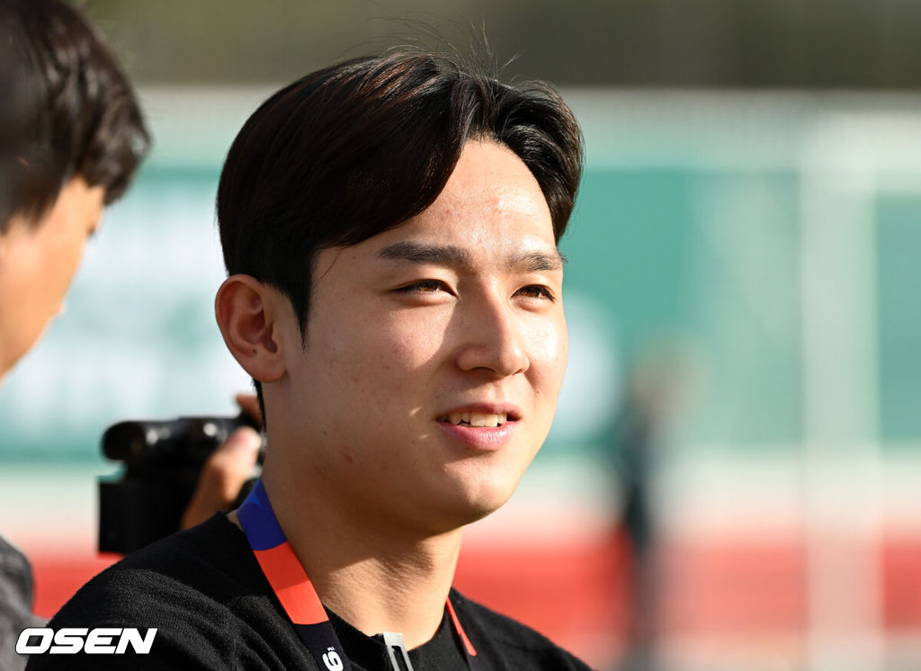 2026 북중미 월드컵에 참가하는 멕시코 축구국가대표팀이 18일(한국시각) 멕시코 과달라하라 인근 스포츠 아레나에서 훈련을 진행했다.대한민국 축구대표팀은 19일 오전 10시(한국시간) 개최국 멕시코를 상대로 A조 조별리그 2차전을 갖는다.멕시코 훈련장을 찾은 양민혁이 그라운드를 바라보고 있다. 2026.06.18 /sunday@osen.co.kr