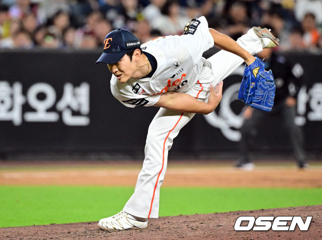 [OSEN=대전, 조은정 기자]9일 오후 대전한화생명볼파크에서 2026 신한 SOL KBO리그 한화 이글스와 KIA 타이거즈의 경기가 열렸다.이날 한화는 왕옌청을 KIA는 황동하를 선발로 내세웠다.5회초 한화 윤산흠이 역투하고 있다. 2026.06.09 /cej@osen.co.kr
