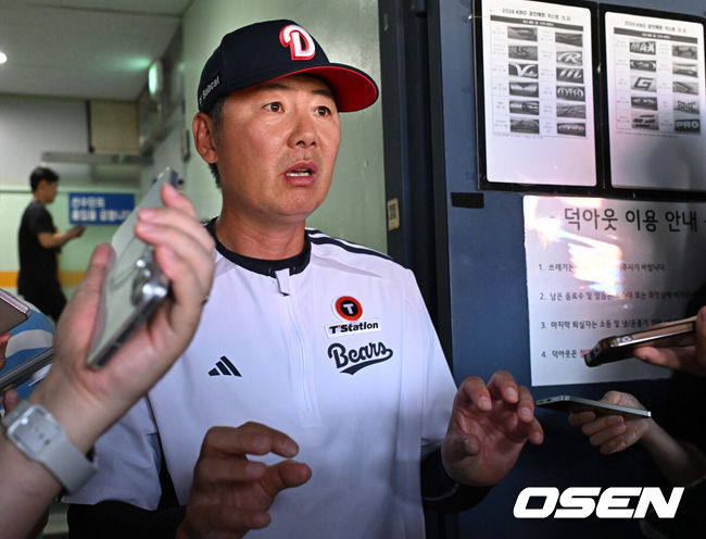 [OSEN=잠실, 조은정 기자]18일 서울 잠실야구장에서 ‘2026 신한 SOL Bank KBO리그’ 두산 베어스와 KT 위즈의 경기가 열린다.홈팀 두산은 최민석을, 방문팀 KT는 소형준을 선발로 내세웠다.두산 김원형 감독이 경기 전 인터뷰를 하고 있다. 2026.06.18 /cej@osen.co.kr