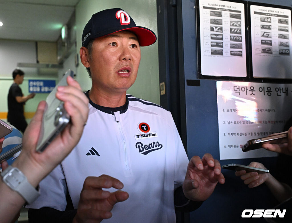 18일 서울 잠실야구장에서 ‘2026 신한 SOL Bank KBO리그’ 두산 베어스와 KT 위즈의 경기가 열린다.홈팀 두산은 최민석을, 방문팀 KT는 소형준을 선발로 내세웠다.두산 김원형 감독이 경기 전 인터뷰를 하고 있다. 2026.06.18 /cej@osen.co.kr