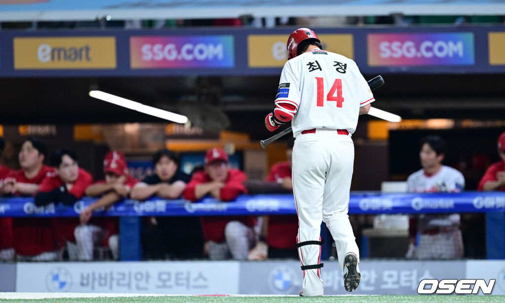 17일 인천 SSG랜더스필드에서 ‘2026 신한 SOL Bank KBO리그’ SSG 랜더스와 롯데 자이언츠의 경기가 열렸다.이날 경기는 접전 끝에 롯데가 2-1로 승리하며 2연승을 달렸다.9회말 1사 1, 3루 상황 SSG 최정이 삼진으로 물러나고 있다. 2026.06.17 / dreamer@osen.co.kr