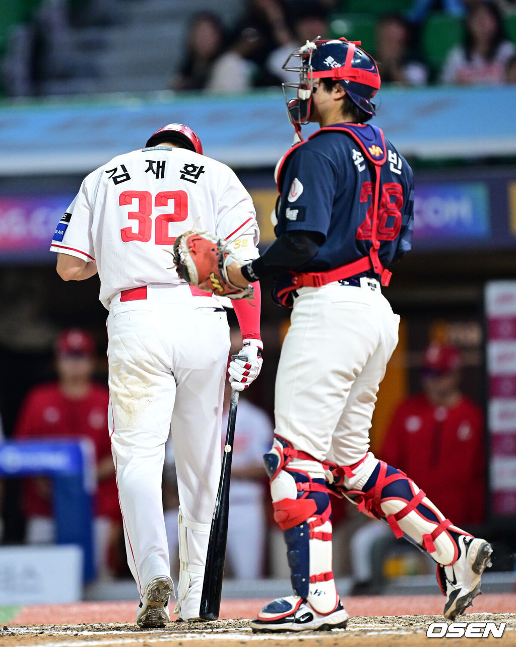 17일 인천 SSG랜더스필드에서 ‘2026 신한 SOL Bank KBO리그’ SSG 랜더스와 롯데 자이언츠의 경기가 열렸다.홈팀 SSG는 김건우, 방문팀 롯데는 박세웅을 선발로 내세웠다.7회말 1사 만루 상황 SSG 김재환이 삼진으로 물러나며 아쉬워하고 있다. 2026.06.17 / dreamer@osen.co.kr