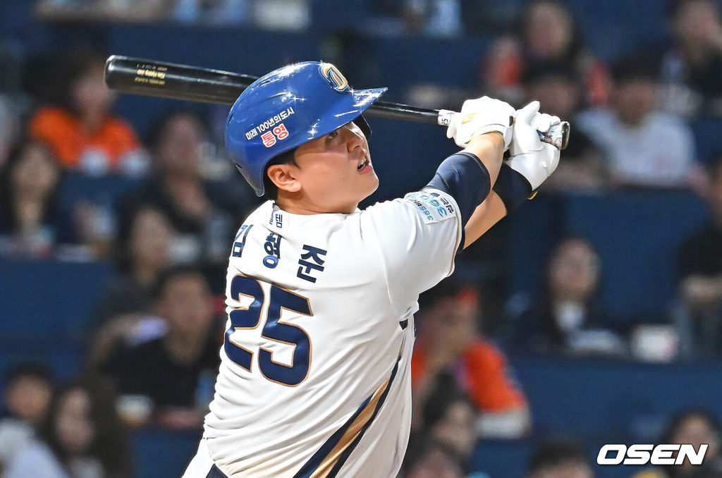 16일 창원NC파크에서 2026 신한 SOL KBO 리그 NC 다이노스와 한화 이글스의 경기가 열렸다. 홈팀 NC는 구창모가, 방문팀 한화는 화이트가 선발 출전했다. NC 다이노스 김형준이 4회말 무사 2,3루 우익수 희생플라이를 치고 있다. 2026.06.16 / foto0307@osen.co.kr