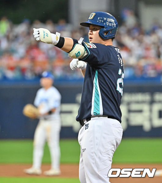 [OSEN=대구, 이석우 기자] 2일 대구삼성라이온즈파크에서 2026 신한 SOL KBO 리그 삼성 라이온즈와 NC 다이노스의 경기가 열렸다. 홈팀 삼성은 후라도가, 방문팀 NC는 토다가 선발 출전했다. NC 다이노스 김형준이 4회초 2사 2루 좌익수 앞 1타점 안타를 치고 세리머니를 하고 있다. 2026.06.02 / foto0307@osen.co.kr