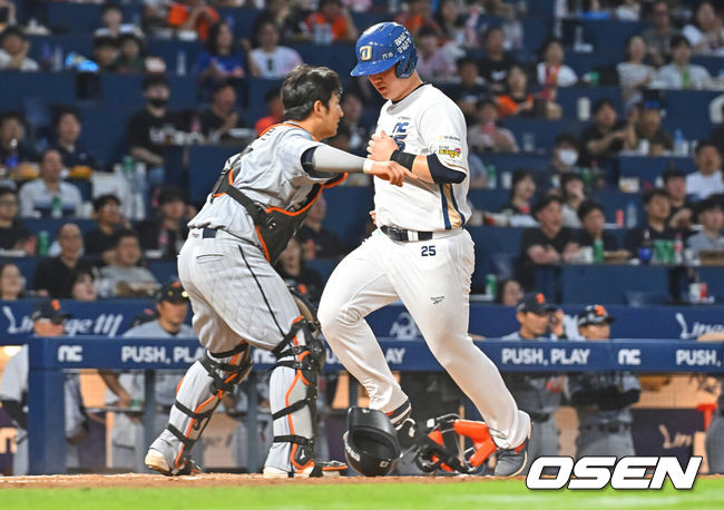[OSEN=창원, 이석우 기자] 17일 창원NC파크에서 2026 신한 SOL KBO 리그 NC 다이노스와 한화 이글스의 경기가 열렸다. 홈팀 NC는 라일리가, 방문팀 한화는 류현진이 선발 출전했다. NC 다이노스 김형준이 5회말 무사 2,3루 이우성의 3루수 땅볼 아웃때 득점하고 있다. 2026.06.17 / foto0307@osen.co.kr