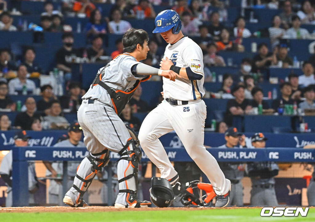 17일 창원NC파크에서 2026 신한 SOL KBO 리그 NC 다이노스와 한화 이글스의 경기가 열렸다. 홈팀 NC는 라일리가, 방문팀 한화는 류현진이 선발 출전했다. NC 다이노스 김형준이 5회말 무사 2,3루 이우성의 3루수 땅볼 아웃때 득점하고 있다. 2026.06.17 / foto0307@osen.co.kr