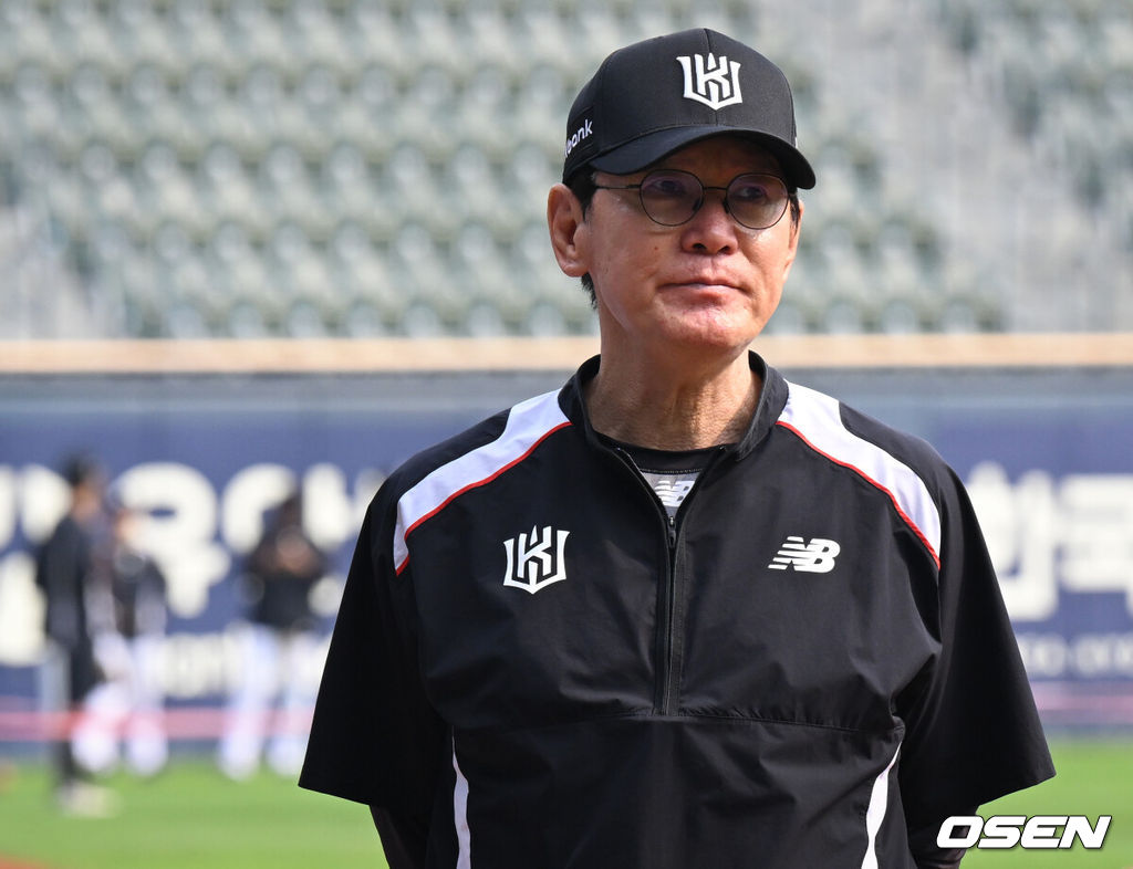 17일 서울 잠실야구장에서 ‘2026 신한 SOL Bank KBO리그’ 두산 베어스와 KT 위즈의 경기가 열린다.홈팀 두산은 타카다를, 방문팀 KT는 사우어를 선발로 내세웠다.KT 이강철 감독이 선수단 훈련을 지켜보고 있다. 2026.06.17 /cej@osen.co.kr