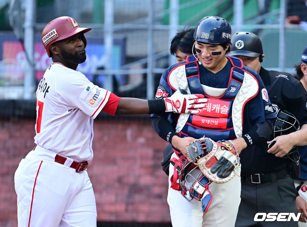 17일 인천 SSG랜더스필드에서 ‘2026 신한 SOL Bank KBO리그’ SSG 랜더스와 롯데 자이언츠의 경기가 열렸다.홈팀 SSG는 김건우, 방문팀 롯데는 박세웅을 선발로 내세웠다.2회말 무사 1루 상황 타석에 선 SSG 에레디아의 스윙이 포구하던 롯데 포수 손성빈의 왼손에 맞았다. 손성빈에게 미안함을 전하는 에레디아. 2026.06.17 / dreamer@osen.co.kr