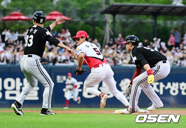 OSEN=광주, 지형준 기자] 18일 광주-기아 챔피언스필드에서 2026 신한 SOL KBO리그 KIA 타이거즈와 LG 트윈스의 경기가 열렸다.KIA는 좌완 양현종, LG는 외인투수 톨허스트를 선발로 내세웠다.1회초 1사 만루에서 KIA 김도영이 양현종의 견제 송구 실책에 볼을 빠뜨리고 있다. 2026.06.18 / jpnews@osen.co.kr
