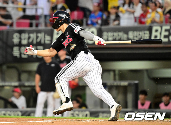 [OSEN=광주, 지형준 기자] 18일 광주-기아 챔피언스필드에서 2026 신한 SOL KBO리그 KIA 타이거즈와 LG 트윈스의 경기가 열렸다.KIA는 좌완 양현종, LG는 외인투수 톨허스트를 선발로 내세웠다.4회초 1사 1,2루에서 LG 구본혁이 1타점 좌전 적시타를 날리고 있다. 2026.06.18 / jpnews@osen.co.kr