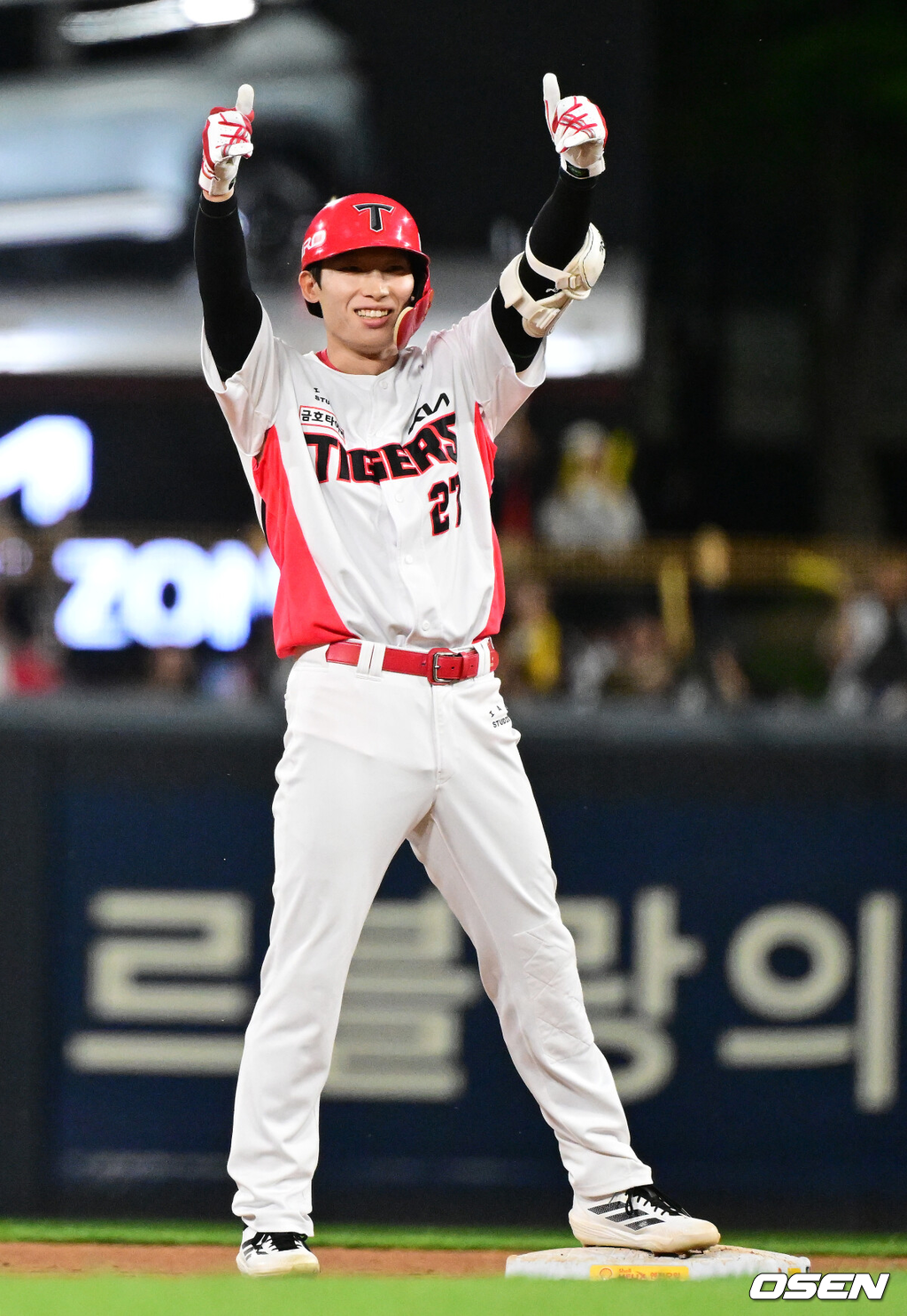 18일 광주-기아 챔피언스필드에서 2026 신한 SOL KBO리그 KIA 타이거즈와 LG 트윈스의 경기가 열렸다.KIA는 좌완 양현종, LG는 외인투수 톨허스트를 선발로 내세웠다.5회말 무사 1,3루에서 KIA 김호령이 동점 2타점 적시 2루타를 날리며 기뻐하고 있다. 2026.06.18 / jpnews@osen.co.kr