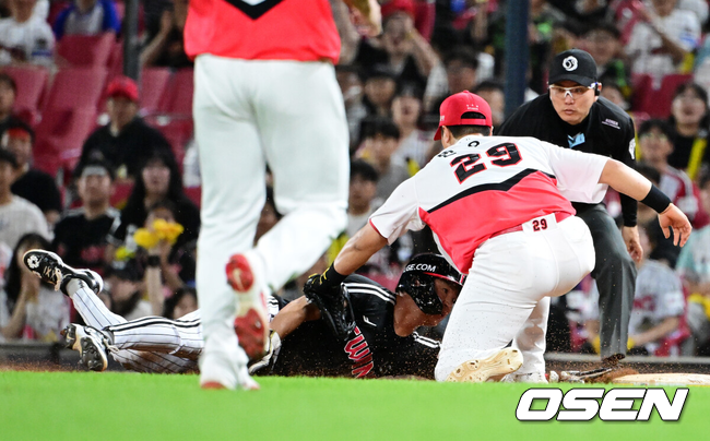 [OSEN=광주, 지형준 기자] 18일 광주-기아 챔피언스필드에서 2026 신한 SOL KBO리그 KIA 타이거즈와 LG 트윈스의 경기가 열렸다.KIA는 좌완 양현종, LG는 외인투수 톨허스트를 선발로 내세웠다.8회초 무사 1루에서 LG 오지환이 견제에 걸리며 KIA 변우혁에 태그아웃 당하고 있다. 2026.06.18 / jpnews@osen.co.kr