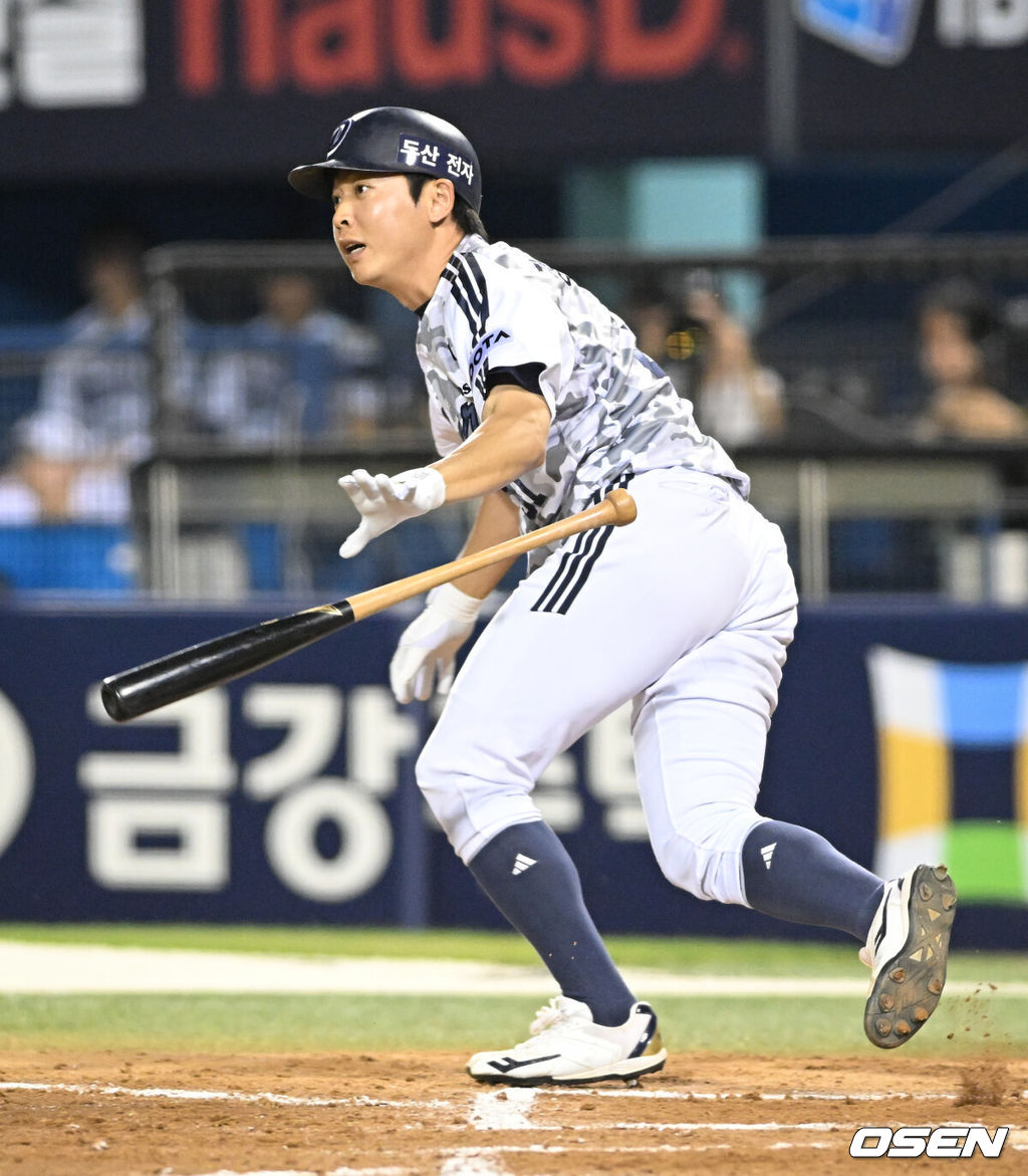 18일 서울 잠실야구장에서 ‘2026 신한 SOL Bank KBO리그’ 두산 베어스와 KT 위즈의 경기가 열렸다.홈팀 두산은 최민석을, 방문팀 KT는 소형준을 선발로 내세웠다.7회말 두산 선두타자 정수빈이 2루타를 날리고 있다. 2026.06.18 /cej@osen.co.kr