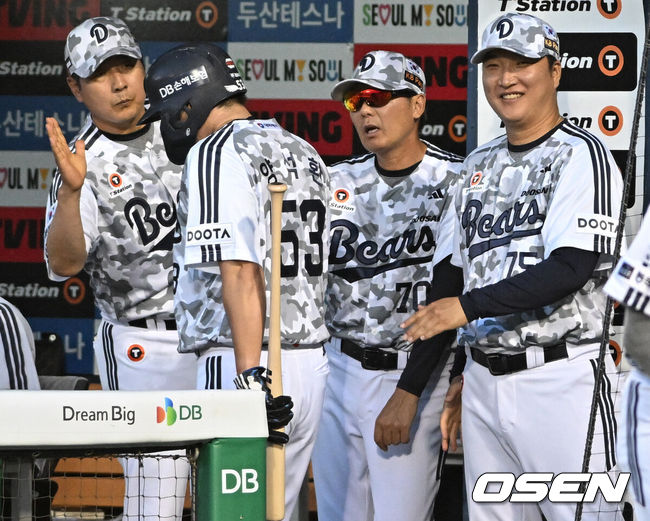 [OSEN=잠실, 조은정 기자]18일 서울 잠실야구장에서 ‘2026 신한 SOL Bank KBO리그’ 두산 베어스와 KT 위즈의 경기가 열렸다.홈팀 두산은 최민석을, 방문팀 KT는 소형준을 선발로 내세웠다.5회말 무사 2루에서 두산 안재석이 동점 1타점 적시 1루수 맞고 내야안타에 양석환이 득점을 올리고 있다. 양석환을 맞이하는 김원형 감독(가운데).  2026.06.18 /cej@osen.co.kr