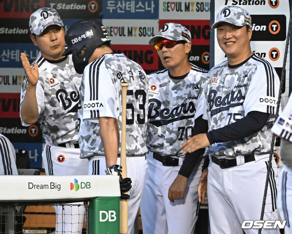 18일 서울 잠실야구장에서 ‘2026 신한 SOL Bank KBO리그’ 두산 베어스와 KT 위즈의 경기가 열렸다.홈팀 두산은 최민석을, 방문팀 KT는 소형준을 선발로 내세웠다.5회말 무사 2루에서 두산 안재석이 동점 1타점 적시 1루수 맞고 내야안타에 양석환이 득점을 올리고 있다. 양석환을 맞이하는 김원형 감독(가운데).  2026.06.18 /cej@osen.co.kr