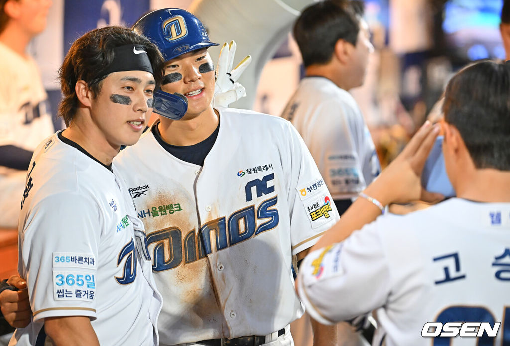 18일 창원NC파크에서 2026 신한 SOL KBO 리그 NC 다이노스와 한화 이글스의 경기가 열렸다. 홈팀 NC는 테일러가, 방문팀 한화는 에르난데스가 선발 출전했다. NC 다이노스 천재환이 5회말 1사 1루 좌월 2점 홈런을 치고 김주원과 기념촬영을 하고 있다. 2026.06.18 / foto0307@osen.co.kr