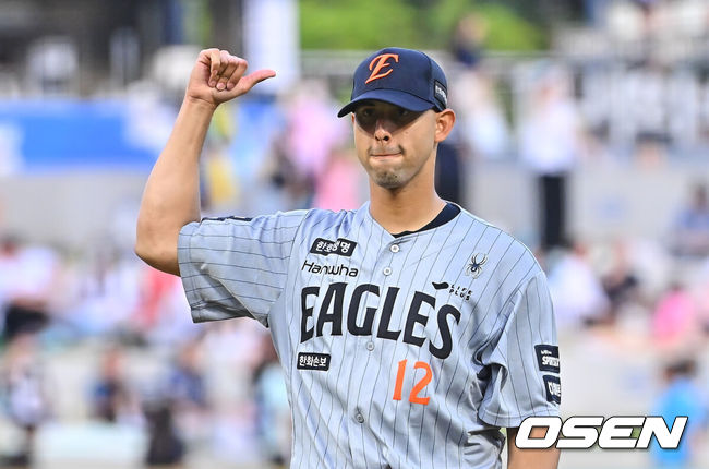 [OSEN=창원, 이석우 기자] 18일 창원NC파크에서 2026 신한 SOL KBO 리그 NC 다이노스와 한화 이글스의 경기가 열렸다. 홈팀 NC는 테일러가, 방문팀 한화는 에르난데스가 선발 출전했다. 한화 이글스 선발투수 에르난데스가 사인을 보내고 있다. 2026.06.18 / foto0307@osen.co.kr