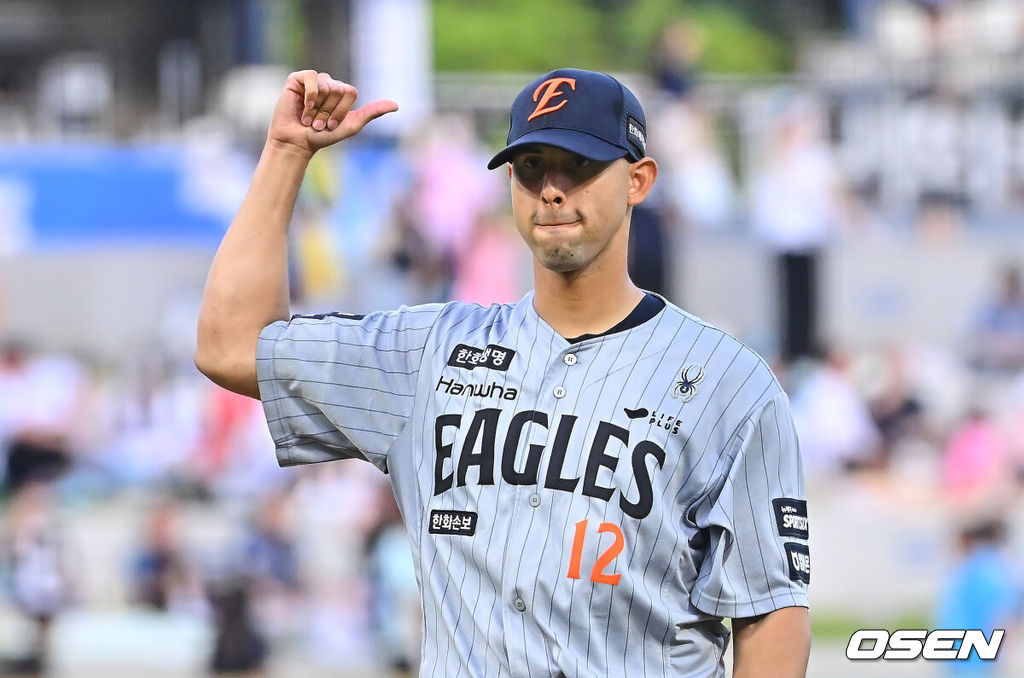 18일 창원NC파크에서 2026 신한 SOL KBO 리그 NC 다이노스와 한화 이글스의 경기가 열렸다. 홈팀 NC는 테일러가, 방문팀 한화는 에르난데스가 선발 출전했다. 한화 이글스 선발투수 에르난데스가 사인을 보내고 있다. 2026.06.18 / foto0307@osen.co.kr