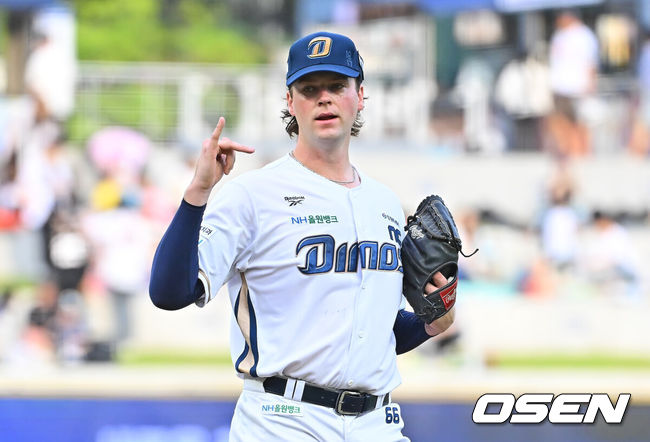 [OSEN=창원, 이석우 기자] 18일 창원NC파크에서 2026 신한 SOL KBO 리그 NC 다이노스와 한화 이글스의 경기가 열렸다. 홈팀 NC는 테일러가, 방문팀 한화는 에르난데스가 선발 출전했다. NC 다이노스 선발투수 테일러가 사인을 보내고 있다. 2026.06.18 / foto0307@osen.co.kr