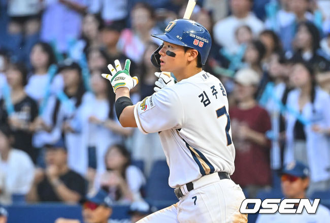 [OSEN=창원, 이석우 기자] 18일 창원NC파크에서 2026 신한 SOL KBO 리그 NC 다이노스와 한화 이글스의 경기가 열렸다. 홈팀 NC는 테일러가, 방문팀 한화는 에르난데스가 선발 출전했다. NC 다이노스 김주원이 2회말 2사 2루 중견수 앞 1타점 안타를 치고 있다. 2026.06.18 / foto0307@osen.co.kr