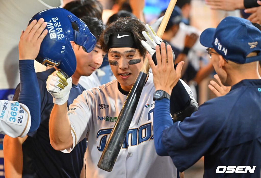 18일 창원NC파크에서 2026 신한 SOL KBO 리그 NC 다이노스와 한화 이글스의 경기가 열렸다. 홈팀 NC는 테일러가, 방문팀 한화는 에르난데스가 선발 출전했다. NC 다이노스 천재환이 5회말 1사 1루 좌월 2점 홈런을 치고 하이파이브를 하고 있다. 2026.06.18 / foto0307@osen.co.kr