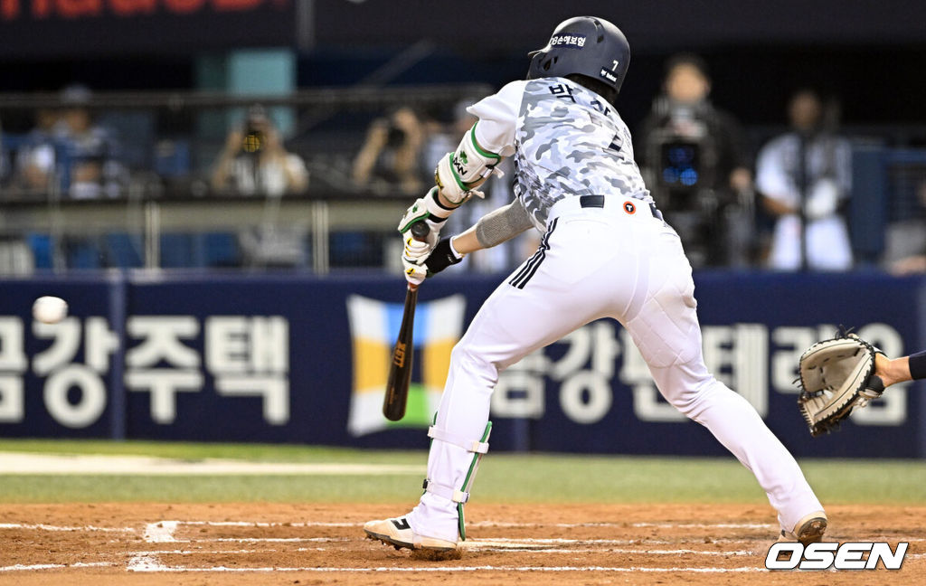 18일 서울 잠실야구장에서 ‘2026 신한 SOL Bank KBO리그’ 두산 베어스와 KT 위즈의 경기가 열렸다.홈팀 두산은 최민석을, 방문팀 KT는 소형준을 선발로 내세웠다.7회말 무사 2루에서 두산 박찬호가 역전 적시타를 날리고 있다. 2026.06.18 /cej@osen.co.kr