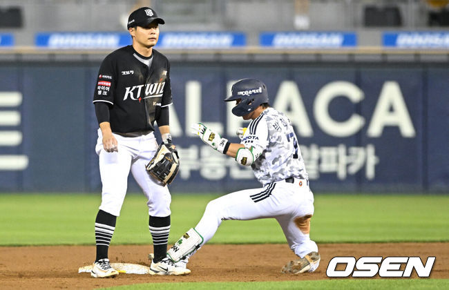 [OSEN=잠실, 조은정 기자]18일 서울 잠실야구장에서 ‘2026 신한 SOL Bank KBO리그’ 두산 베어스와 KT 위즈의 경기가 열렸다.홈팀 두산은 최민석을, 방문팀 KT는 소형준을 선발로 내세웠다.7회말 무사 2루에서 두산 박찬호가 역전 적시타를 날린 뒤 다른 주자 수비하는 사이 2루 베이스를 밟고 있다. 2026.06.18 /cej@osen.co.kr