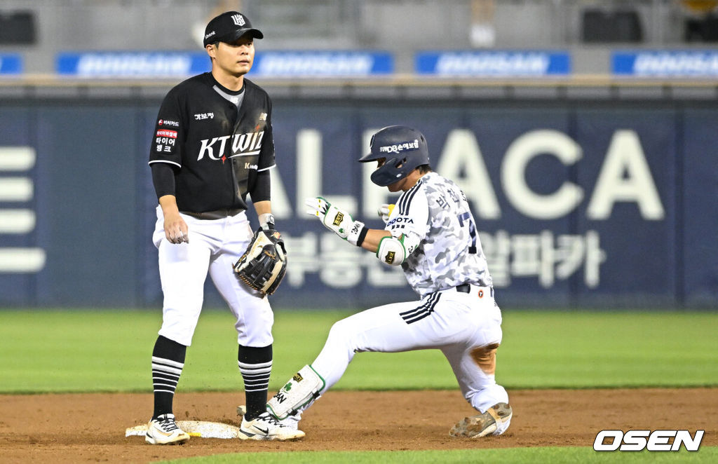 18일 서울 잠실야구장에서 ‘2026 신한 SOL Bank KBO리그’ 두산 베어스와 KT 위즈의 경기가 열렸다.홈팀 두산은 최민석을, 방문팀 KT는 소형준을 선발로 내세웠다.7회말 무사 2루에서 두산 박찬호가 역전 적시타를 날린 뒤 다른 주자 수비하는 사이 2루 베이스를 밟고 있다. 2026.06.18 /cej@osen.co.kr