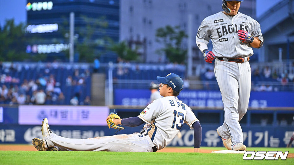 18일 창원NC파크에서 2026 신한 SOL KBO 리그 NC 다이노스와 한화 이글스의 경기가 열렸다. 홈팀 NC는 테일러가, 방문팀 한화는 에르난데스가 선발 출전했다. NC 다이노스 김한별이 4회초 2사 1,2루 한화 이글스 이도윤의 3루 앞 땅볼을 잡아 강백호를 3루 베이스 터치 아웃시키고 있다. 2026.06.18 / foto0307@osen.co.kr