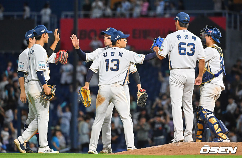 18일 창원NC파크에서 2026 신한 SOL KBO 리그 NC 다이노스와 한화 이글스의 경기가 열렸다. 홈팀 NC는 테일러가, 방문팀 한화는 에르난데스가 선발 출전했다. NC 다이노스 선수들이 한화 이글스에 6-0으로 승리한 후 기쁨을 나누고 있다. 2026.06.18 / foto0307@osen.co.kr