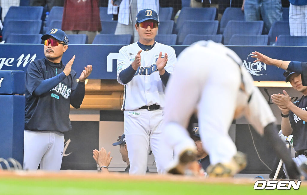 18일 창원NC파크에서 2026 신한 SOL KBO 리그 NC 다이노스와 한화 이글스의 경기가 열렸다. 홈팀 NC는 테일러가, 방문팀 한화는 에르난데스가 선발 출전했다. NC 다이노스 이호준 감독이 2회말 1사 1루 안중열의 우익수 오른쪽 2루타때 득점을 올리는 김한별을 보며 박수를 치고 있다. 2026.06.18 / foto0307@osen.co.kr