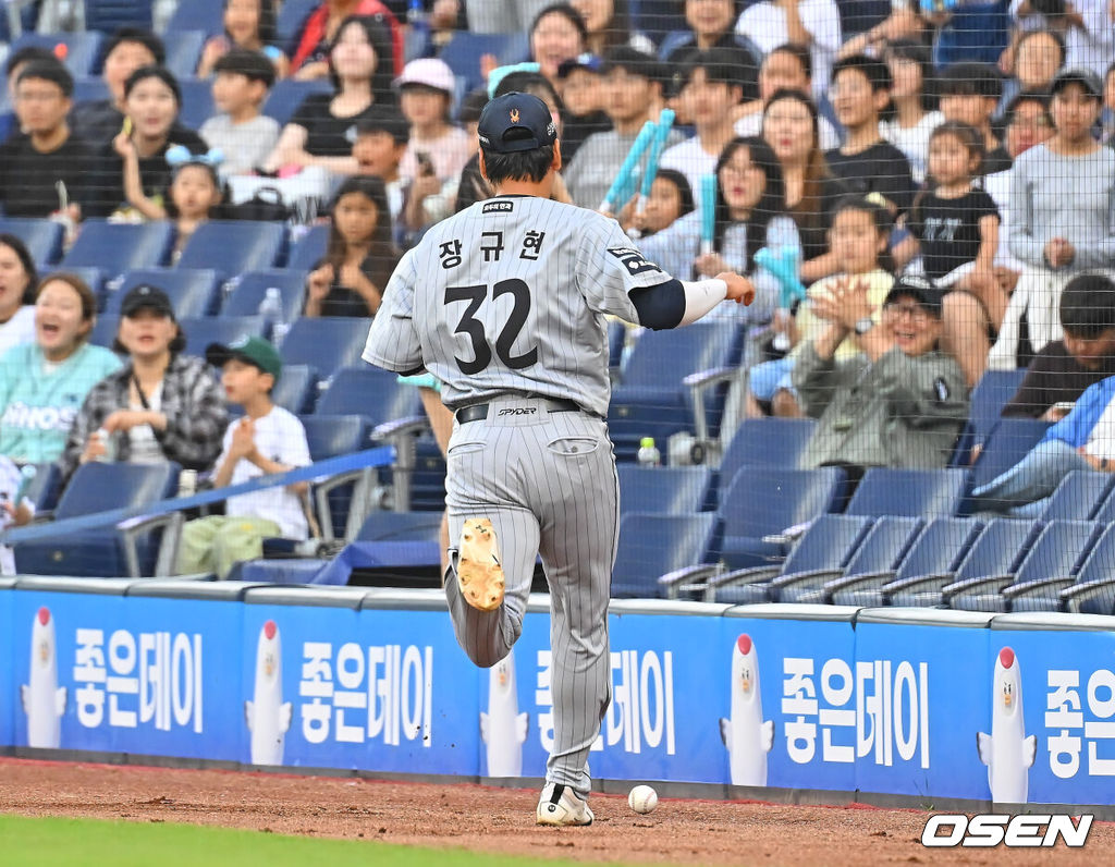18일 창원NC파크에서 2026 신한 SOL KBO 리그 NC 다이노스와 한화 이글스의 경기가 열렸다. 홈팀 NC는 테일러가, 방문팀 한화는 에르난데스가 선발 출전했다. 한화 이글스 장규현이 1회말 NC 다이노스 김주원의 1루 땅볼을 잡지 못하고 있다. 2026.06.18 / foto0307@osen.co.kr