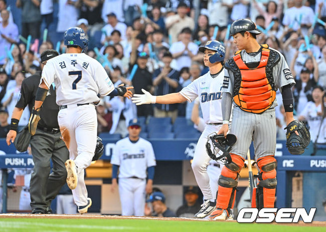 [OSEN=창원, 이석우 기자] 18일 창원NC파크에서 2026 신한 SOL KBO 리그 NC 다이노스와 한화 이글스의 경기가 열렸다. 홈팀 NC는 테일러가, 방문팀 한화는 에르난데스가 선발 출전했다. NC 다이노스 김주원이 1회말 무사 2루 천재환 타석때 에르난데스의 견제 송구 실책에 3루로 진루한 후 중견수 3루 송구 실책으로 홈까지 쇄도해 득점을 올리고 있다. 2026.06.18 / foto0307@osen.co.kr