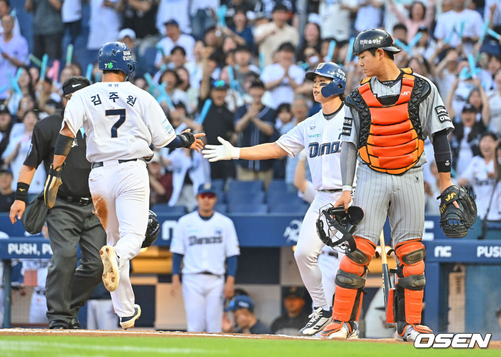 18일 창원NC파크에서 2026 신한 SOL KBO 리그 NC 다이노스와 한화 이글스의 경기가 열렸다. 홈팀 NC는 테일러가, 방문팀 한화는 에르난데스가 선발 출전했다. NC 다이노스 김주원이 1회말 무사 2루 천재환 타석때 에르난데스의 견제 송구 실책에 3루로 진루한 후 중견수 3루 송구 실책으로 홈까지 쇄도해 득점을 올리고 있다. 2026.06.18 / foto0307@osen.co.kr