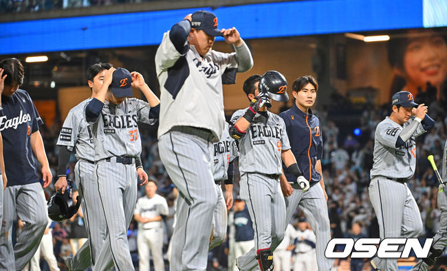 [OSEN=창원, 이석우 기자] 18일 창원NC파크에서 2026 신한 SOL KBO 리그 NC 다이노스와 한화 이글스의 경기가 열렸다. 홈팀 NC는 테일러가, 방문팀 한화는 에르난데스가 선발 출전했다. 한화 이글스 선수들이 6연패에 빠진 후 어두운 표정을 짓고 있다. 2026.06.18 / foto0307@osen.co.kr